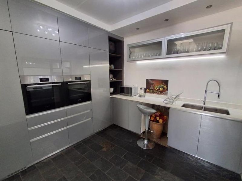 3 Bedroom Townhouse for Sale in Glenvista - Photo 2