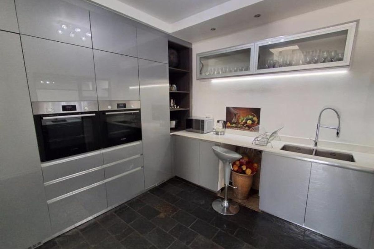 3 Bedroom Townhouse for Sale in Glenvista - Photo 2