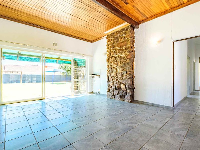 Parkrand "Renovated Kitchen & Baths in Spacious Family Retreat in semi enclosed area! - Photo 10