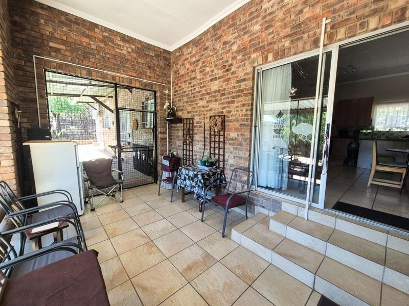Pristine Modern Retreat in the Heart of the Bushveld - Photo 4