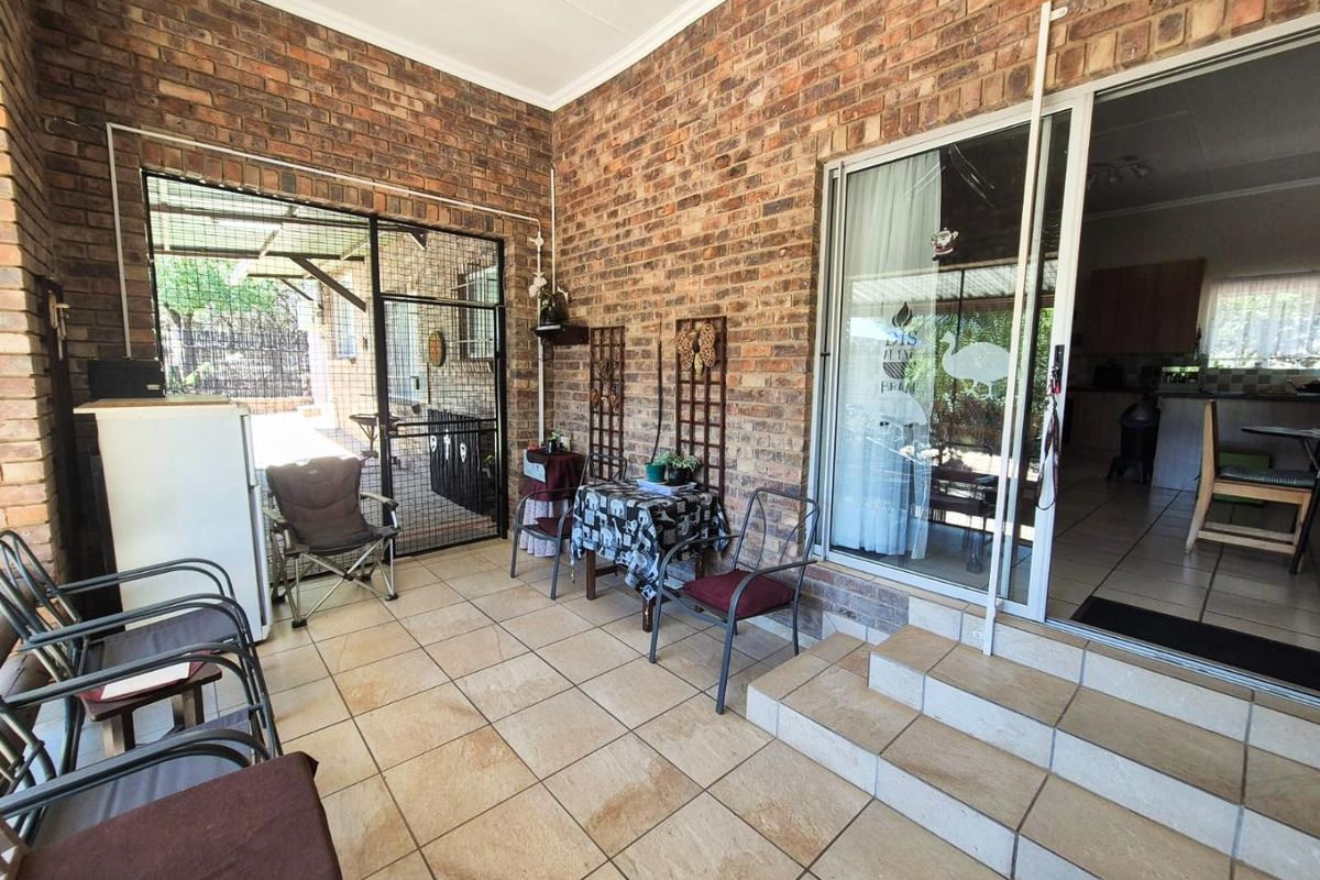 Pristine Modern Retreat in the Heart of the Bushveld - Photo 4