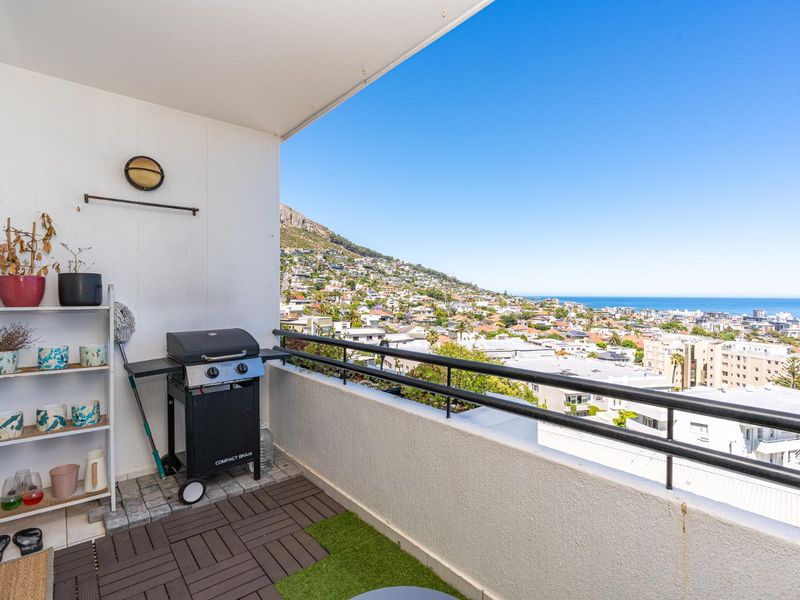 Elevated Apartment with Breathtaking Views at the Foot of Signal Hill - Photo 2