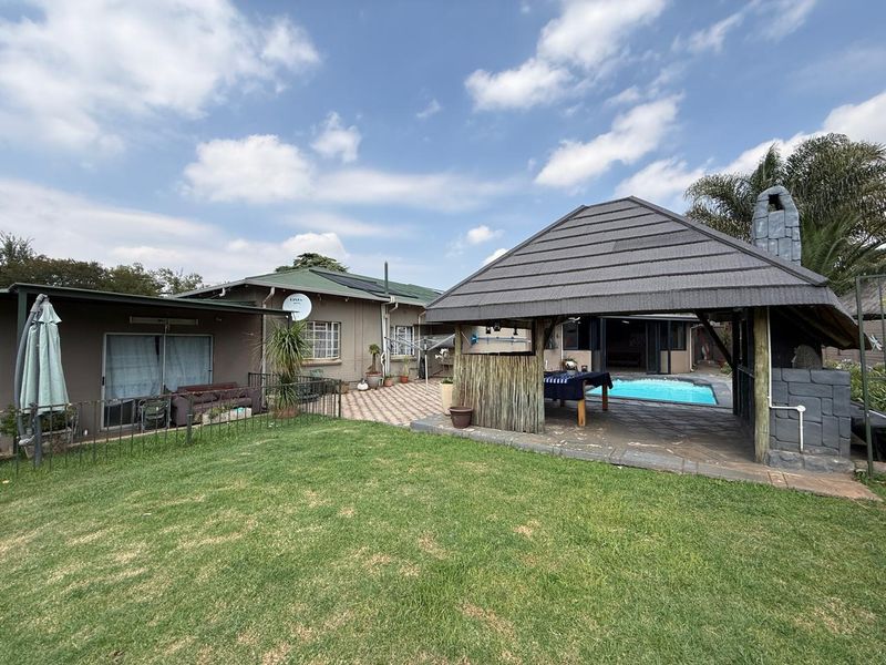 VERSATILE FAMILY HOME WITH MULTIPLE LIVING OPTIONS - Photo 8