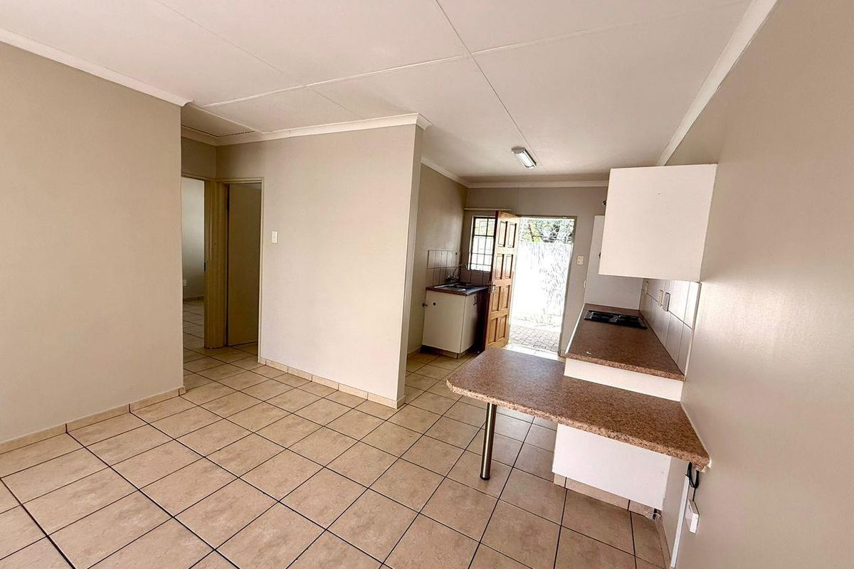 2 Bedroom Townhouse For Sale in Pionierspark Ext 1 - Photo 2