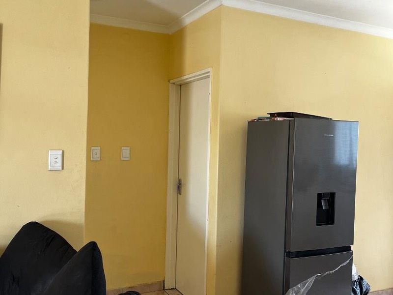 Upstairs Corner 2-Bed Flat — Wanaheda | N$650,000 (N$50,000 Below Valuation). - Photo 3