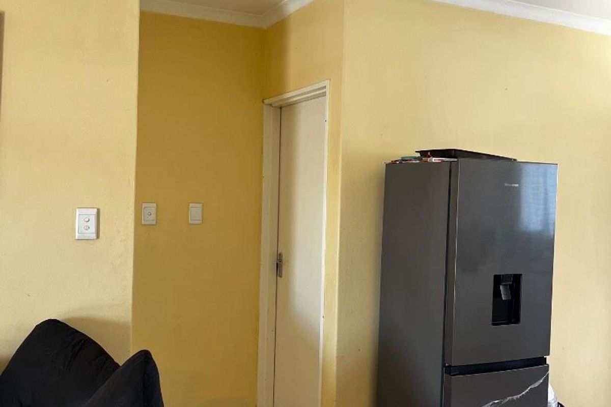 Upstairs Corner 2-Bed Flat — Wanaheda | N$650,000 (N$50,000 Below Valuation). - Photo 3