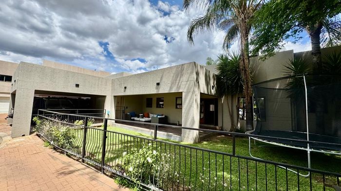 Property #2496584, House For Sale in Windhoek Country Club