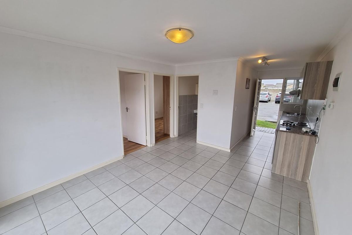 Unfurnished Two Bedroom Ground Floor Apartment To Rent in Muizenberg - Photo 5