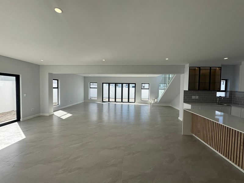 Modern 5-Bedroom Family Home with Exceptional Space & Seamless Indoor-Outdoor Living in Sandown - Photo 2