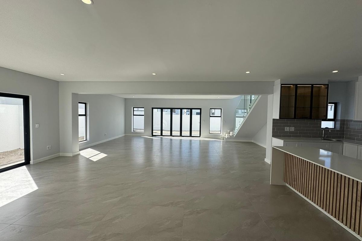 Modern 5-Bedroom Family Home with Exceptional Space & Seamless Indoor-Outdoor Living in Sandown - Photo 2