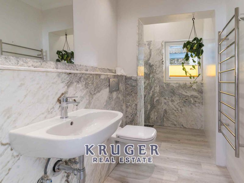 Immaculate Renovated Home with Separate flat - Photo 10