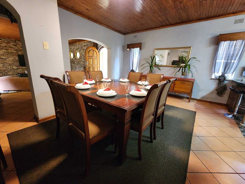 RARE AND HIGHLY DESIRABLE FAMILY HOME WITH FLAT, OFFICE, POOL & 10KVA SOLAR - Photo 5