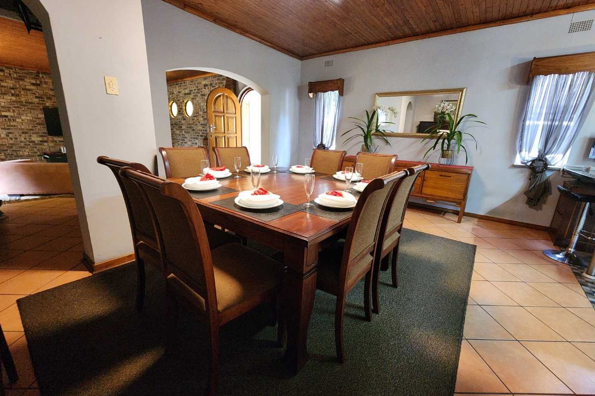 RARE AND HIGHLY DESIRABLE FAMILY HOME WITH FLAT, OFFICE, POOL & 10KVA SOLAR - Photo 5