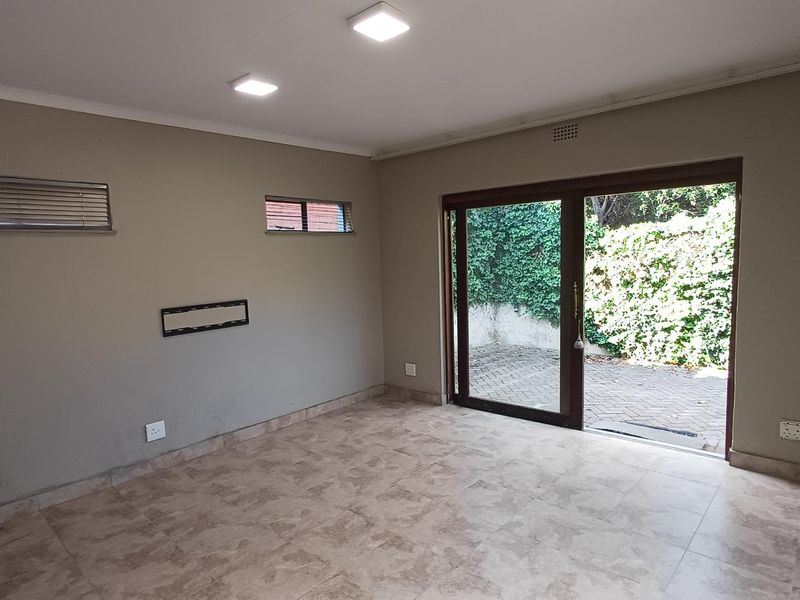 Charming Renovated Cottage with Study in the Heart of Victory Park - Photo 9