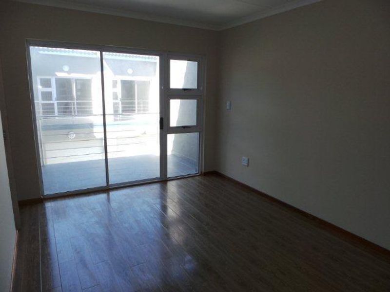 Duplex Town House walking distance to schools - Photo 3
