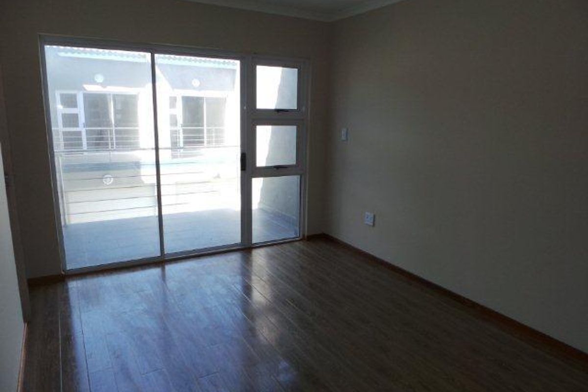 Duplex Town House walking distance to schools - Photo 3