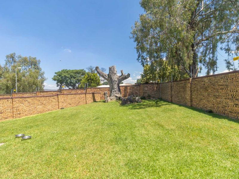 Stunning Corner Stand Townhouse: Largest Garden in a well maintained pet friendly Complex! - Photo 4