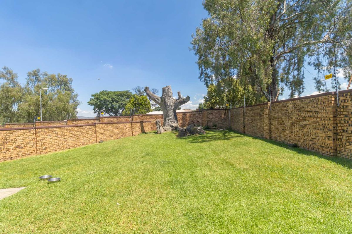 Stunning Corner Stand Townhouse: Largest Garden in a well maintained pet friendly Complex! - Photo 4
