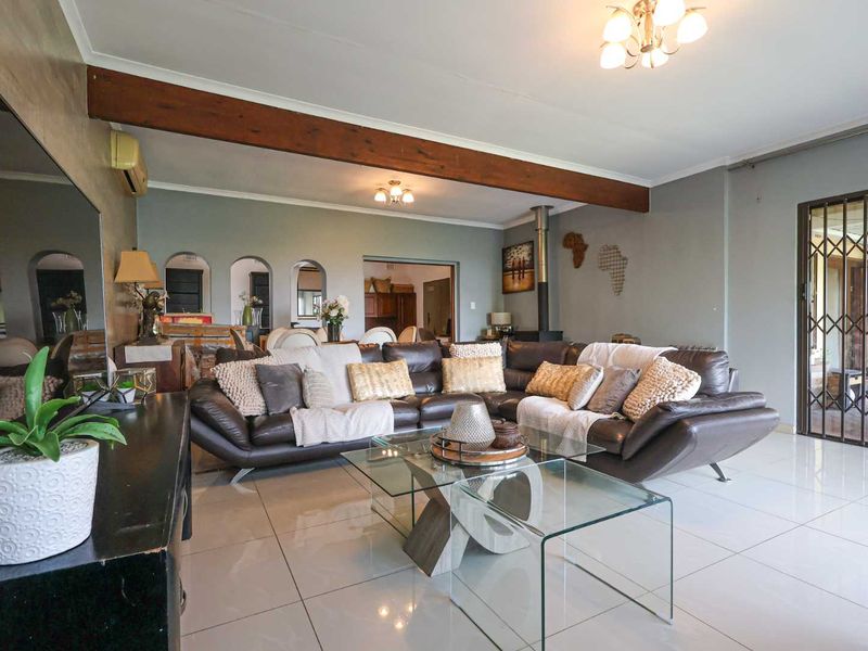 Spacious Family Home on 2303m2 | 4 Beds | Flat Land | Entertainer’s Dream! - Photo 3