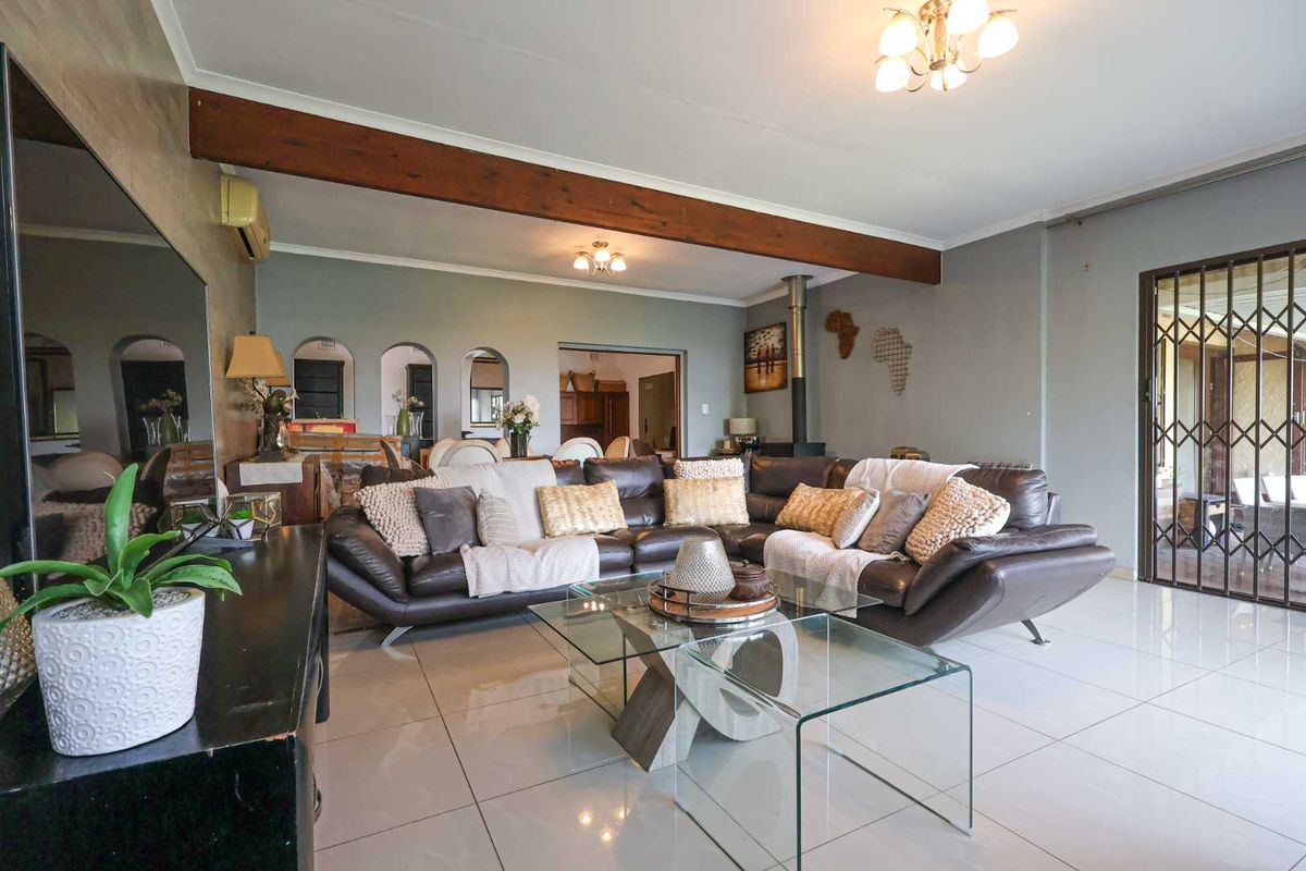 Spacious Family Home on 2303m2 | 4 Beds | Flat Land | Entertainer’s Dream! - Photo 3