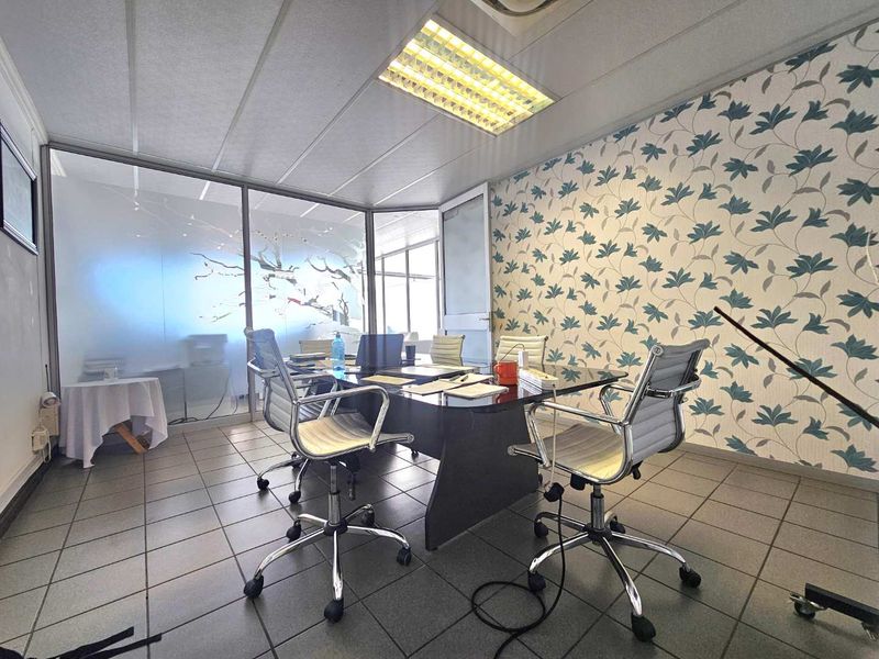 Modern 100m2 Office Unit in High-Demand Location - Photo 9