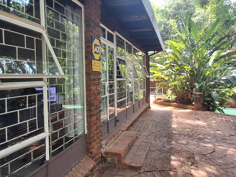 Cul-de-Sac Dream: Large 3-Bed Fixer with Pool & Office - Photo 3