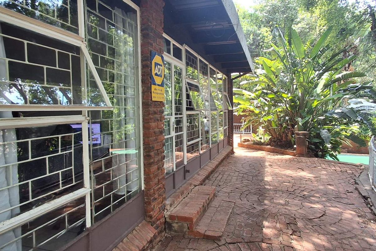 Cul-de-Sac Dream: Large 3-Bed Fixer with Pool & Office - Photo 3