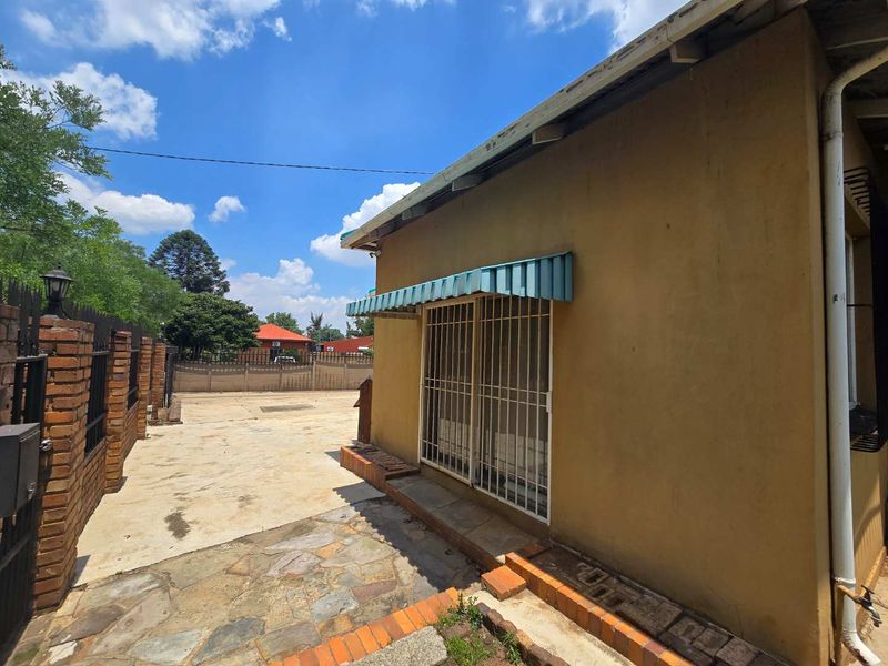 Big house with flatlet, pool and outbuildings - Photo 3