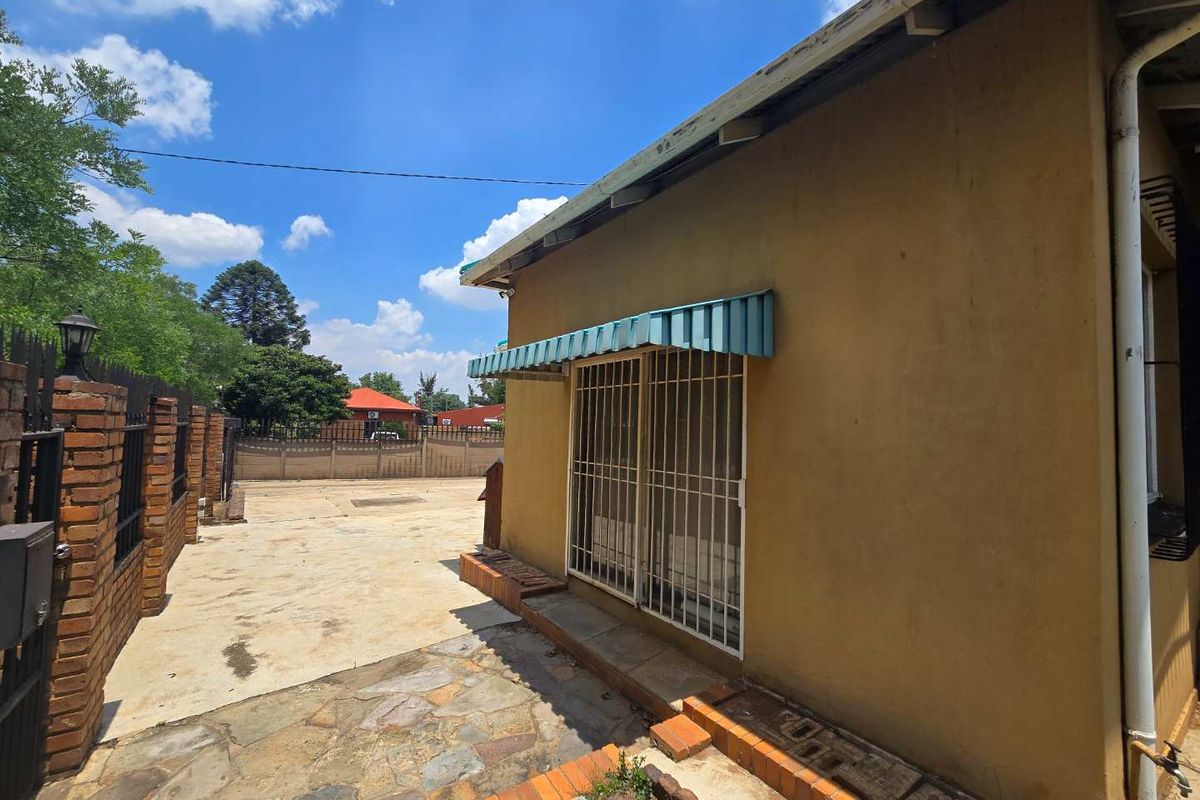 Big house with flatlet, pool and outbuildings - Photo 3