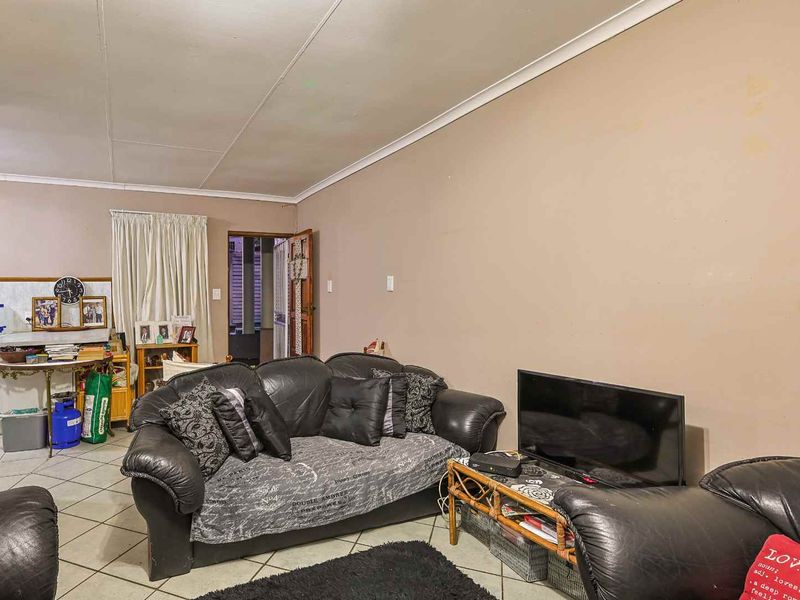 Ground Floor Gem with an Exceptionally Large Private Garden – Pet Friendly Living at Its Best! - Photo 7