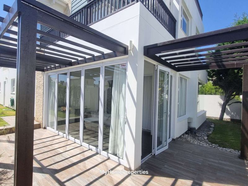 Spacious 3 Bedroom Townhouse with Rooftop Ocean View Terrace & Double Garage - Photo 3