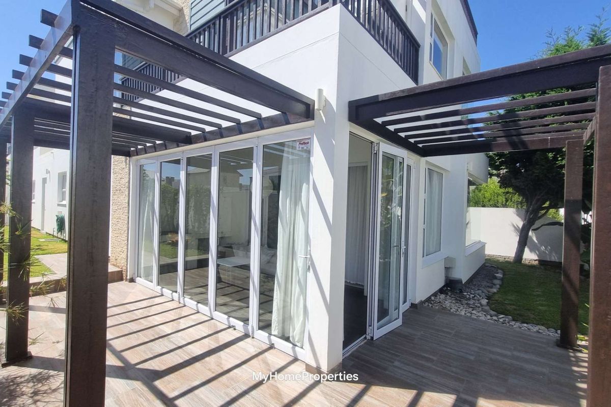 Spacious 3 Bedroom Townhouse with Rooftop Ocean View Terrace & Double Garage - Photo 3