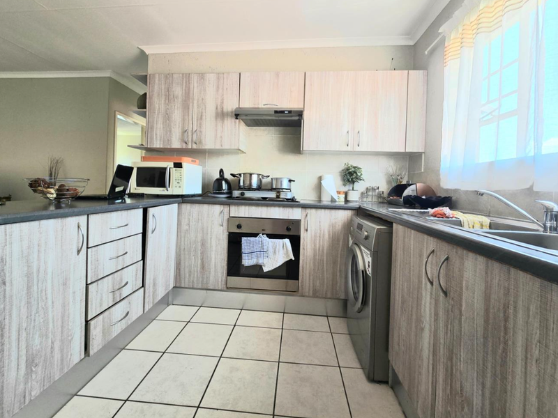 Beautiful Apartment situated in secure complex - Photo 5