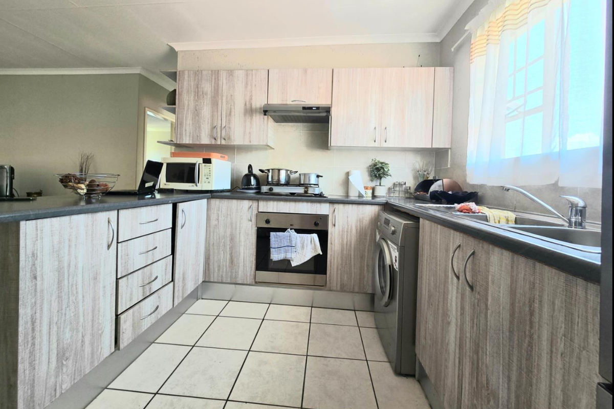 Beautiful Apartment situated in secure complex - Photo 5