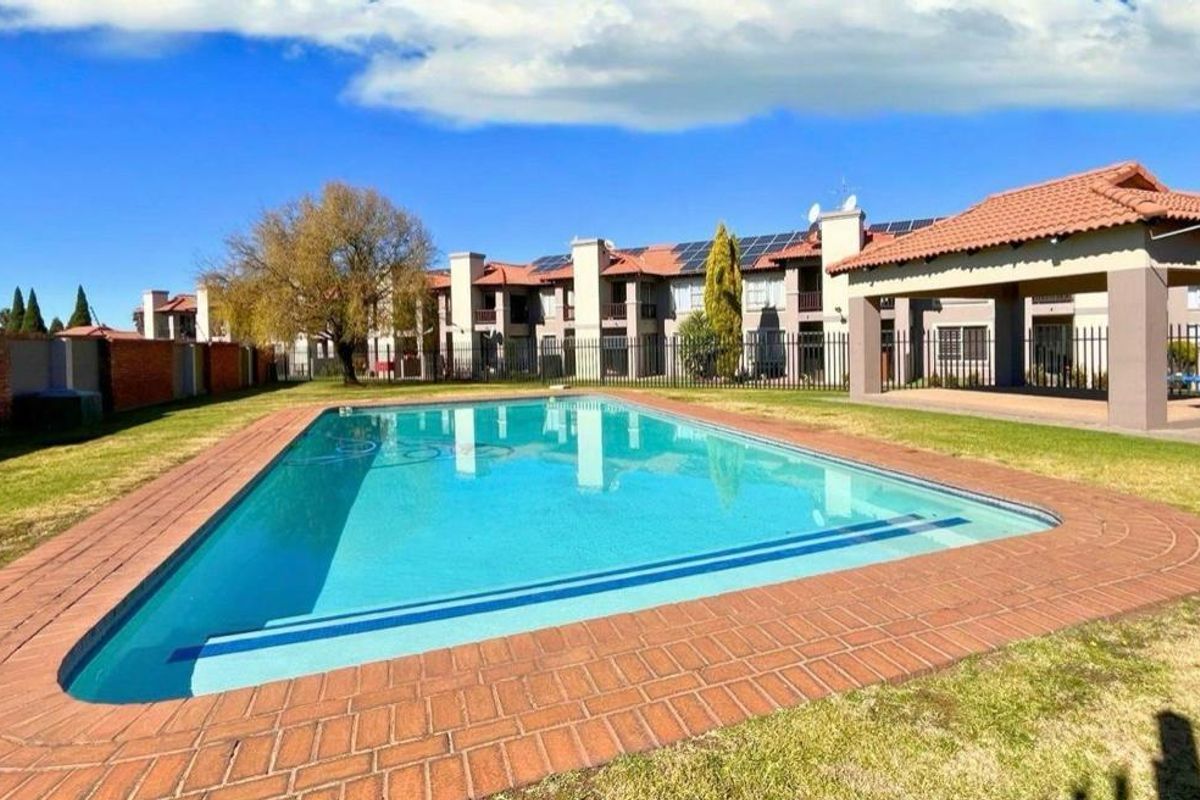 A Lovely 2 Bedroom Apartment for sale in Malachite Mews - Photo 2