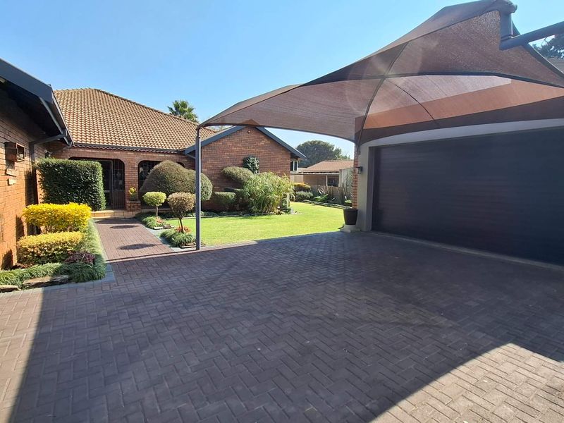 Renovated, Refined & Ready to Impress in Aerorand - Photo 4