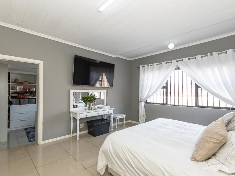 Family Home with Separate Entrance - Photo 3