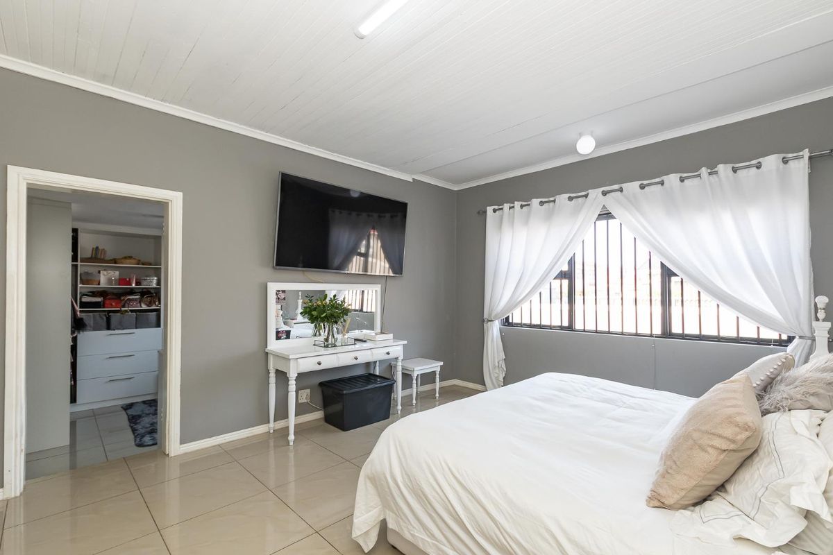 Family Home with Separate Entrance - Photo 3