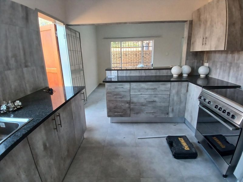 Charming 3 Bedroom 2 Bathroom Townhouse - Photo 4