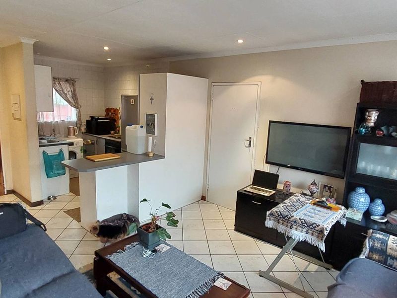 Charming Facebrick Townhouse in Secure Complex - Photo 4