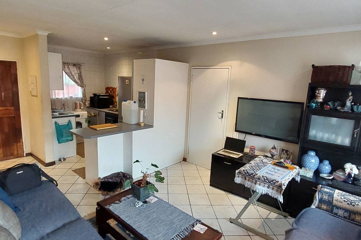 Charming Facebrick Townhouse in Secure Complex - Photo 4