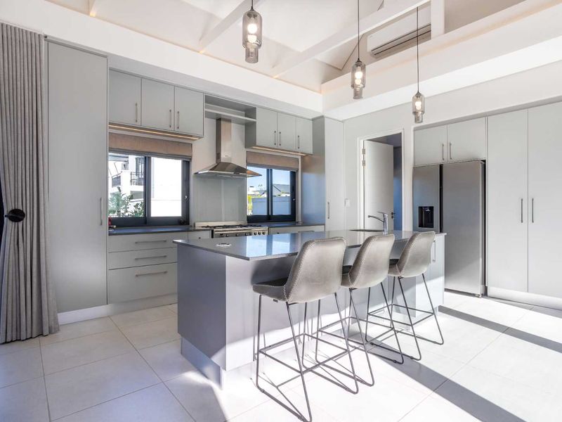 North-Facing Lakeside Living in a Beautiful Five-Bedroom Home on Val de Vie Estate - Photo 7