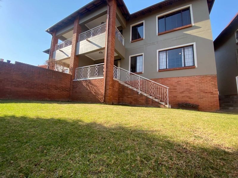 Ground Floor Gem with Private Garden & Pet Friendly Living - Photo 2