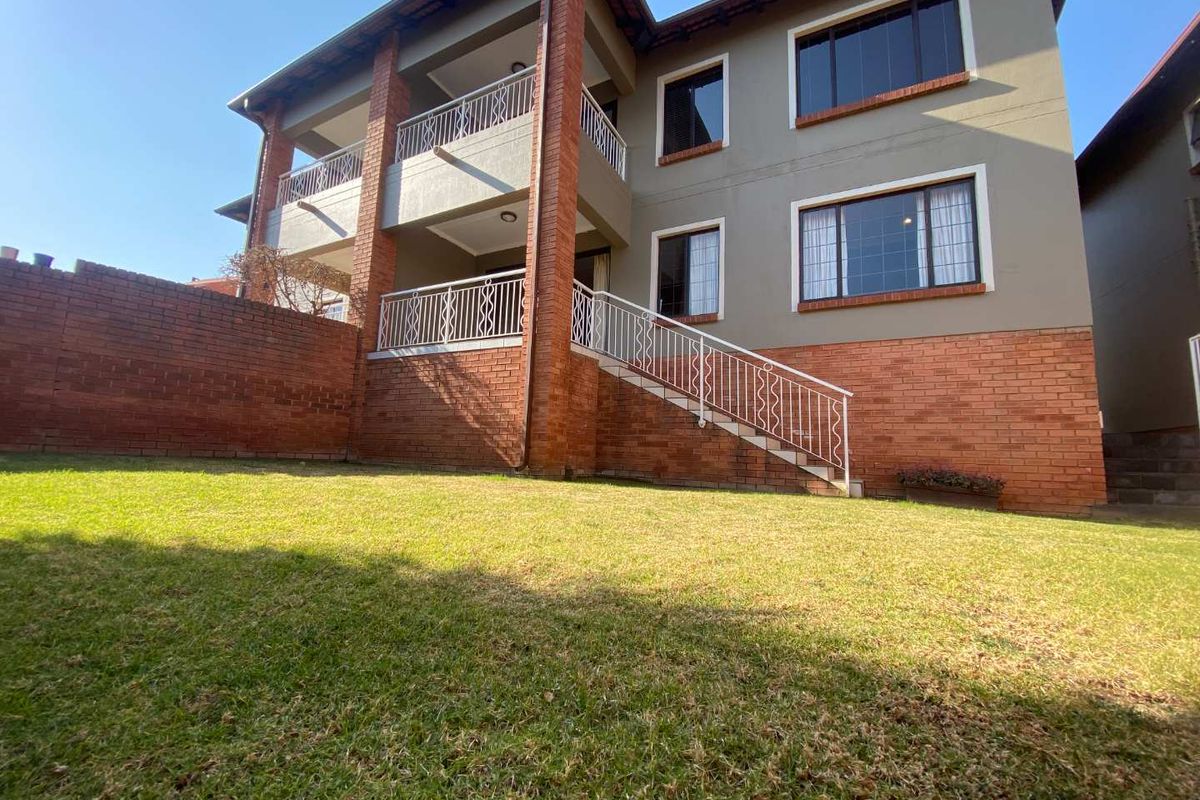 Ground Floor Gem with Private Garden & Pet Friendly Living - Photo 2