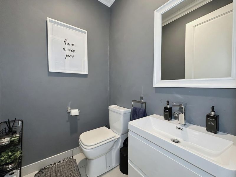 GORGEOUS 3 BEDROOM LONDON STYLE APARTMENT FOR SALE IN BRYANSTON!!!! - Photo 6