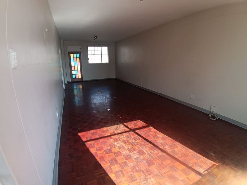 Modern 3-bedroom 2- bathroom 1st floor apartment with sun room and pool area in walking distance from Germiston Lake - Photo 2
