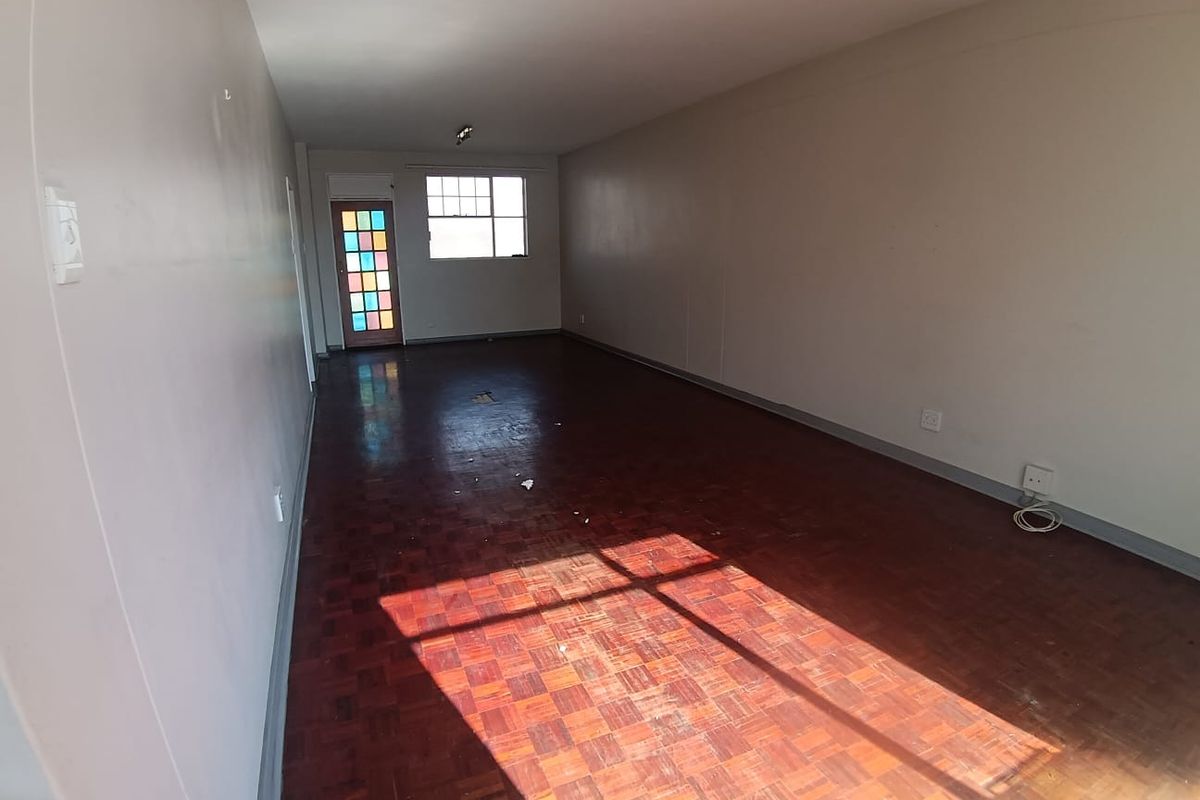 Modern 3-bedroom 2- bathroom 1st floor apartment with sun room and pool area in walking distance from Germiston Lake - Photo 2