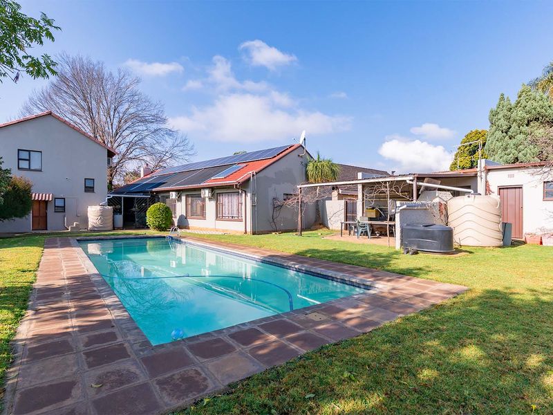 Your Dream Home Awaits! Spacious 3 Bedroom Family Home with a 2 Bedroom Flatlet in a Secure Boomed Area – Edleen - Photo 2