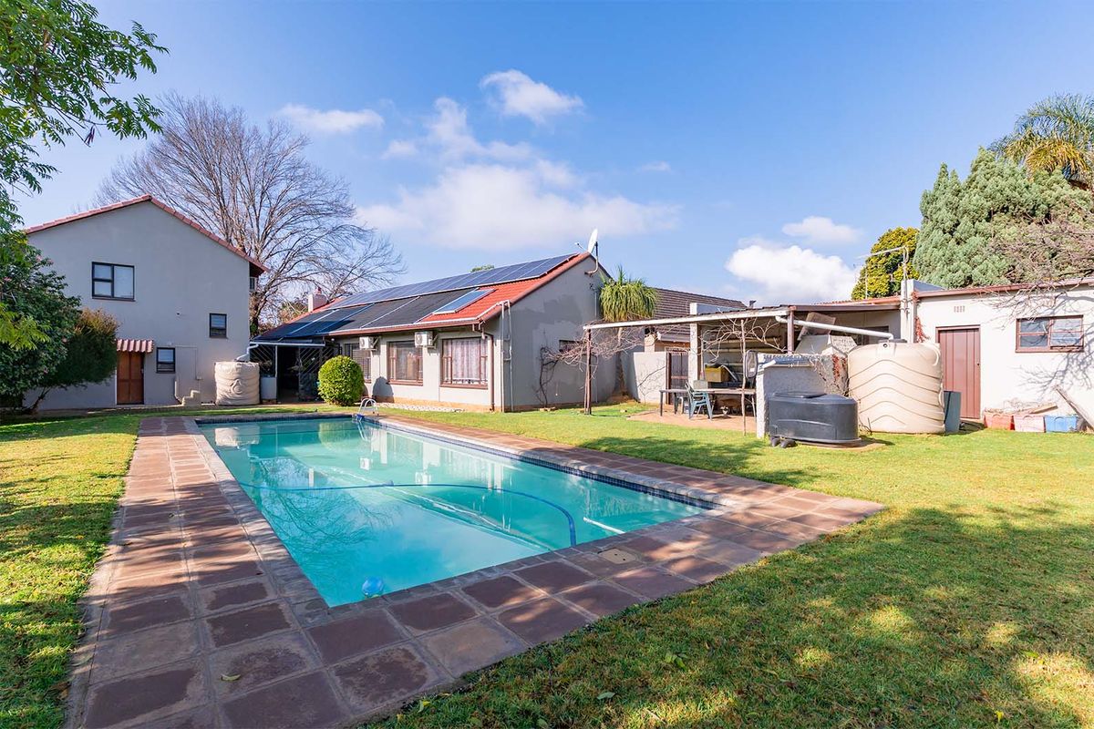 Your Dream Home Awaits! Spacious 3 Bedroom Family Home with a 2 Bedroom Flatlet in a Secure Boomed Area – Edleen - Photo 2