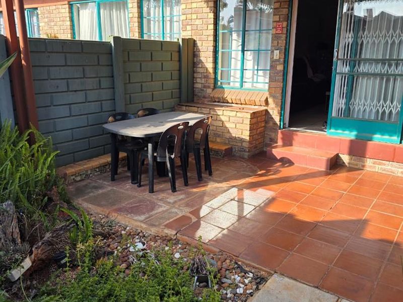 Cosy 2-bedroom townhouse in Doornpoort - Photo 2
